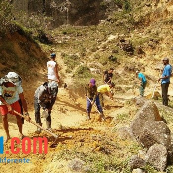 Produtores rurais do Córrego do Norte reabrem estrada usando picarete