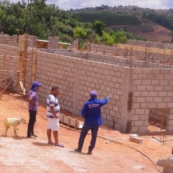 O Vice-prefeito de Guaratinga, junto com o presidente da AMCA, visitou a obra da agroindústria no assentamento Alfredo Dutra I