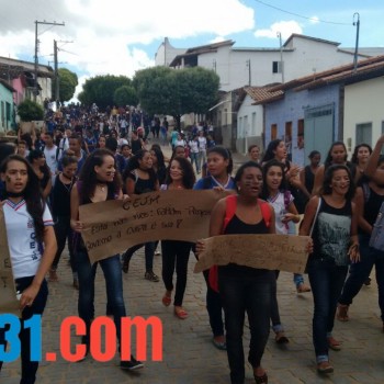 Alunos do C.E. Jésus Moura vão as ruas de Guaratinga protestar e buscar assinaturas