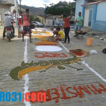 Fiéis se reúnem para confecção de tapetes de Corpus Christi em Guaratinga