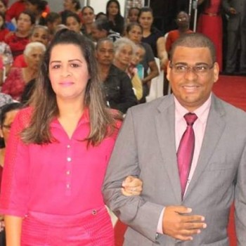 Pastor Edson da Hora e sua família se despedem de Guaratinga