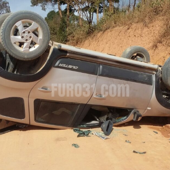 Carro vira na estrada para São João do Sul