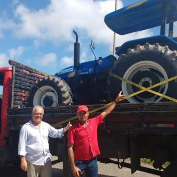 Associação do Córrego da Cafelândia recebe trator que beneficiará produtores rurais de Guaratinga