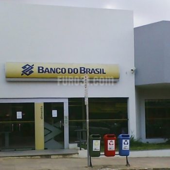 Candidatos a vereadores fazem plantão em frente ao Banco do Brasil para conseguirem abrir conta bancária obrigatória.