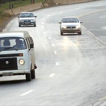 Justiça proíbe multa a quem dirigir com farol desligado em rodovias durante o dia