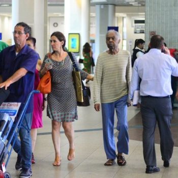 Sem previsão de alta, Gilberto Gil volta a ser internado em hospital de São Paulo