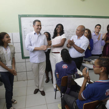 Projeto de lei prevê bolsa estímulo de até R$ 1.600 para professores do magistério da rede estadual