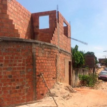 Neto e avô morrem eletrocutados durante construção de imóvel na Bahia