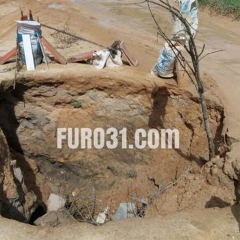 Buracos de 2 metros de profundidade exige atenção dos motoristas na estrada para São João do Sul