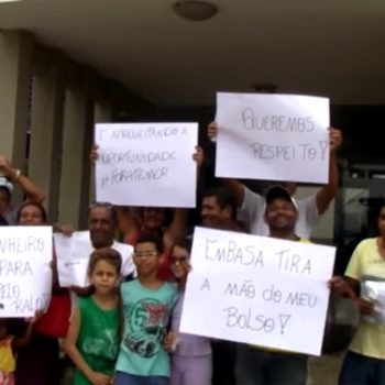 Moradores protestam contra taxas abusivas da EMBASA em Teixeira de Freitas