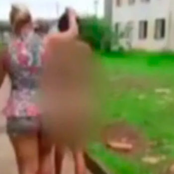 Esposa traída arrasta amante do marido nua pela rua, assista