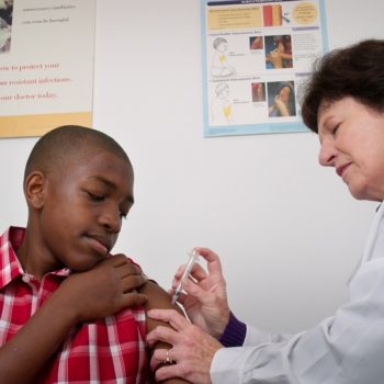 Meninos já podem se vacinar contra HPV no SUS; veja mudanças na vacinação