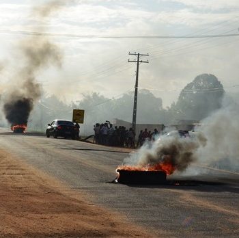 Moradores de Itabela fazem manifestação interditando a BA-283