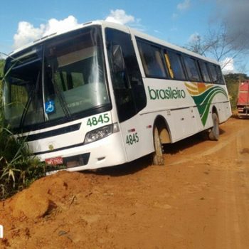 Ônibus da Expresso Brasileiro fica preso em cerca após desviar de um veículo em Guaratinga