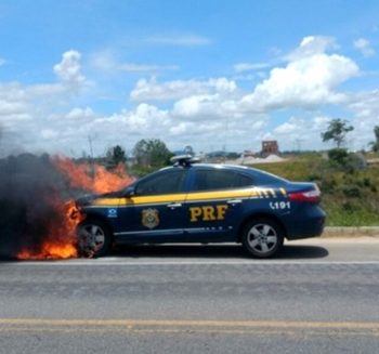 Carro da Polícia Federal pega fogo em Eunápolis