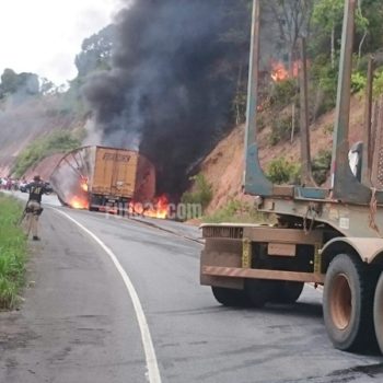 Caminhão do Sedex pega fogo na BR-101 próximo a Itabela