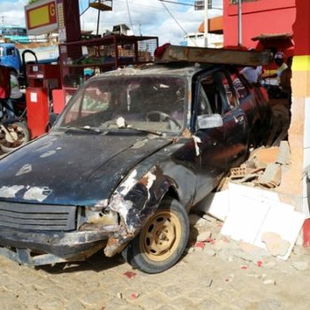 Guaratinga – Carro destrói cabine de posto de combustível