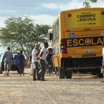 Coité – Estudante fica ferido após ser empurrado e cair debaixo de ônibus escolar