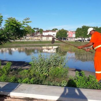 Eunápolis – Prefeitura realiza ação de combate a dengue no entorno da Lagoa do Vivendas