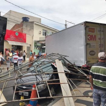 Coité – Caminhão desgovernado bate em outro, derruba andaime e atinge um carro e duas motos no centro da cidade