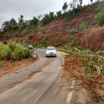 Deslizamento de terra deixa trânsito lento em trecho da BR-101