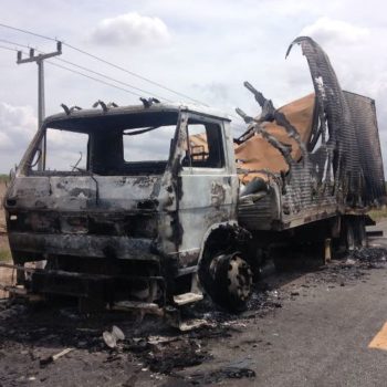 Caminhão baú carregado de mercadoria pega fogo na BA-120