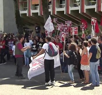 Universidades Estaduais da Bahia paralisam suas atividades e realizam protesto em Salvador nesta terça-feira (18)