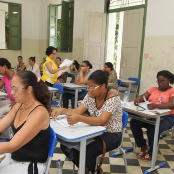 Mais de trinta mil educadores participam de processo seletivo do Estado