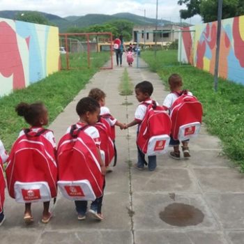 Internautas fazem ‘meme’ com mochilas distribuídas para crianças de Jequié