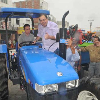 Tom e Elmar comemoram chegada da chuva e entregam tratores a associações de Conceição do Coité