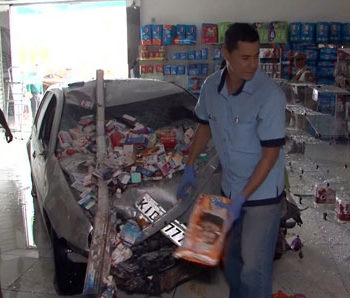 Carro desgovernado invade farmácia e atropela ciclista após condutor passar mal