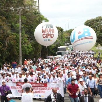 Com cofres quebrados, prefeitos fecham as portas das prefeituras e fazem manifestação em Salvador