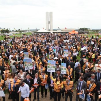 Mais de 3 mil prefeitos pedem socorro financeiro em Brasília; Temer anuncia repasse de R$ 2 bi de AFM para os Municípios em dezembro