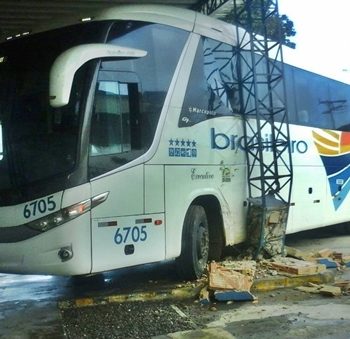 Motorista perde controle da direção e ônibus compromete estrutura da rodoviária de Itabela