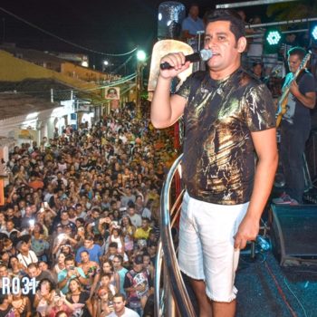 Mistura de ritmos consolida sucesso da segunda noite de carnaval de Porto Seguro