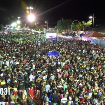 80 mil pessoas se divertem no carnaval de Porto Seguro neste sábado