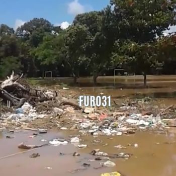 Rio da Barriguda transborda e arrasta lixo em Barra Nova