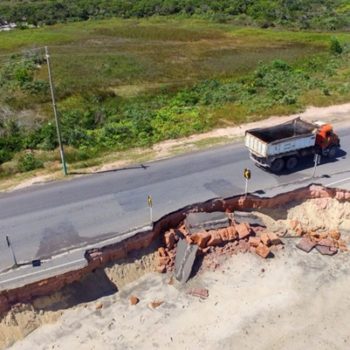 Erosão marinha causa desmoronamento de trecho da BR-367, na orla de Porto Seguro