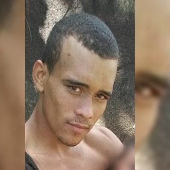 Enterrado corpo do jovem morto a tiros dentro de casa em Porto Seguro