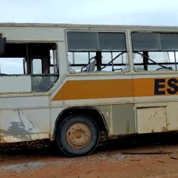 Moradores do Assentamento Pouso Alegre depredam ônibus escolar de Guaratinga