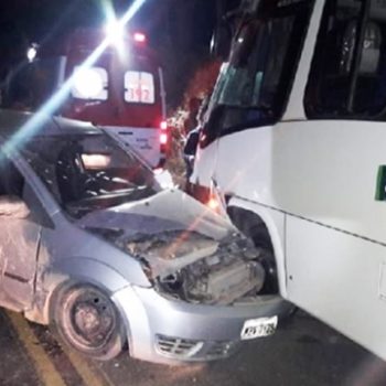 Carro bate em micro-ônibus da Brasileiro na BA-283 em Guaratinga