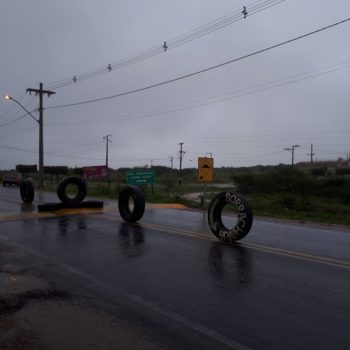 Mesmo com a chuva, coiteenses iniciaram bloqueio da rodovia