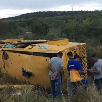 Carro forte é atacado por criminosos na BA 233