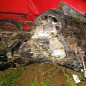 Motociclista morre depois de colidir com Gol e ao cair na pista ser atropelado por caminhonete