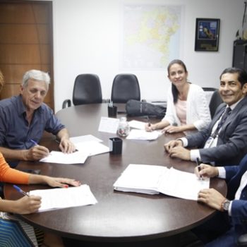 Prefeita Christine Pinto assina contrato para a construção do estádio de futebol de Guaratinga