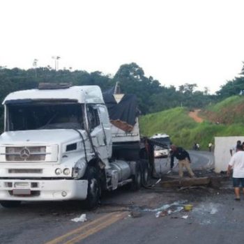 Pedra de granito com 31 toneladas cai e interdita parte de trecho na BR-101