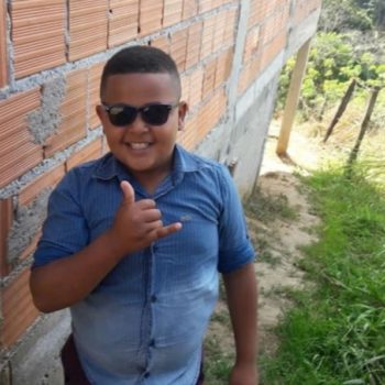 Garoto de 8 anos é baleado no peito durante ataque a tiros contra o tio e morre