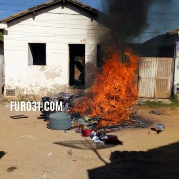 Revoltados com morte de homem com golpes de facadas na cabeça, moradores acusam mulher e põem fogo em seus pertences