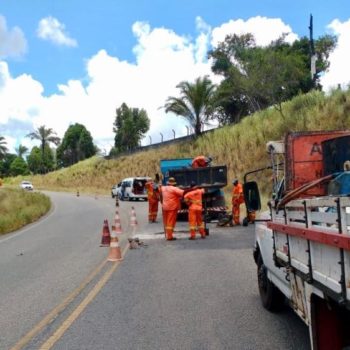 Governo do Estado inicia recapeamento da BA 001 a pedido da prefeita Cláudia Oliveira