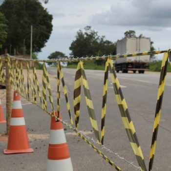 Prefeitura fecha entradas de Itagimirim com arame farpado e barreira sanitária
